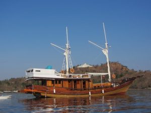 kapal LOB labuan bajo, sewa kapal komodo, sewa kapal bajo, phinisi labuan bajo