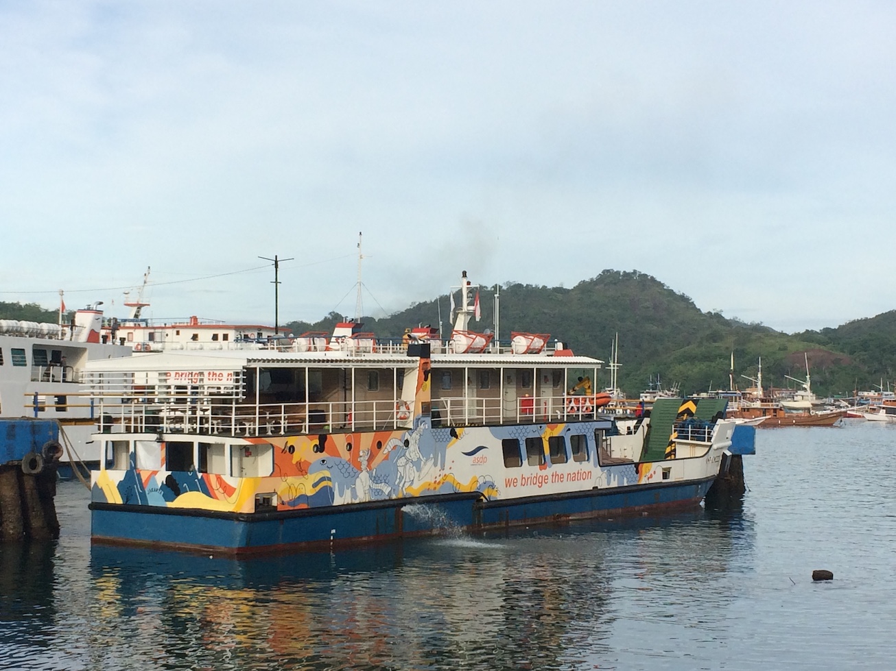 KMP Komodo, ferry penyeberangan ke pulau komodo, jalan jalan ke labuan bajo, trip harian ke komodo, sewa kapal di labuan bajo, tips hemat ke pulau komodo.
