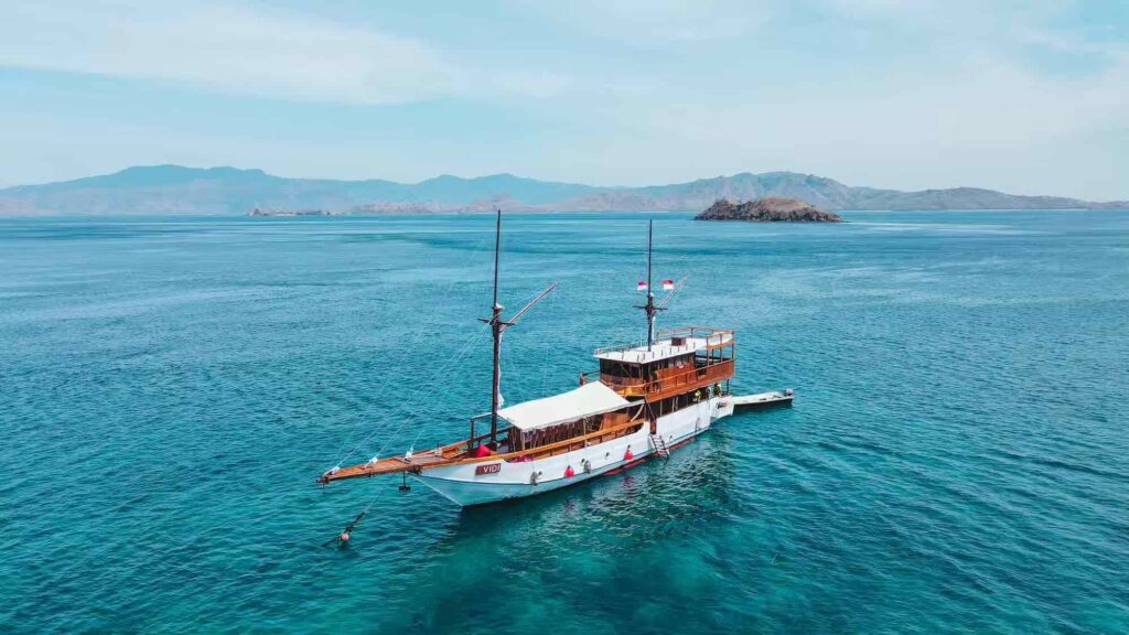 Private trip komodo vidi liveaboard, komodo trip, trip to komodo, labuan bajo trip, sailing trip komodo, open trip phinisi, vidi liveaboard, harga private trip komodo 2022 2023