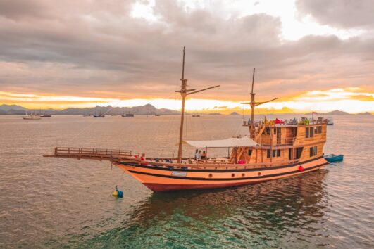 Open Trip Natural Liveaboard, private komodo 2023, sharing tour phinisi natural, harga open trip phinisi terbaru, komodo boat charter