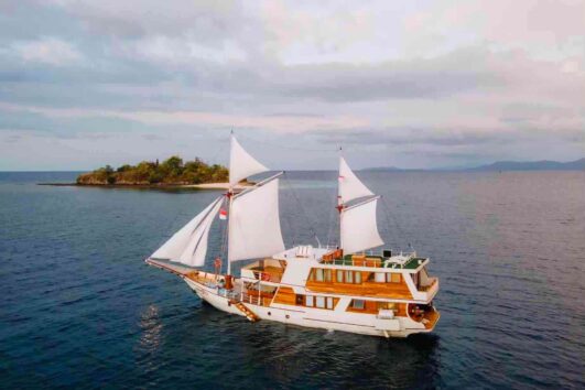 Open Trip Phinisi Gandiva, gandiva liveaboard, harga open trip gandiva, komodo trip 2024, labuan bajo boat charter, harga sewa kapal phinisi gandiva