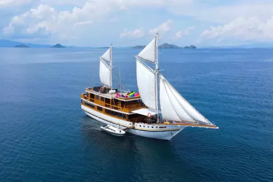 Open Trip Phinisi La Main, charter phinisi labuan bajo, sharing tour komodo 2024, harga sewa kapal la main, komodo trip, indahnesia tour